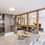 Ideal Location Center- 6p Apartment *